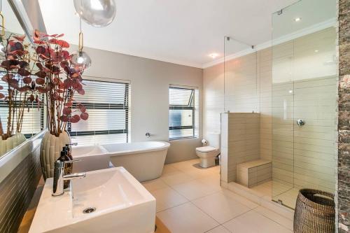 Luxury Views + Excellence - Pezula no Loadsheddingにあるバスルーム