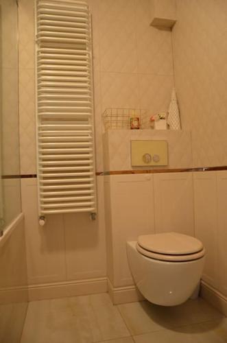 Ένα μπάνιο στο Apartament Premium Retro