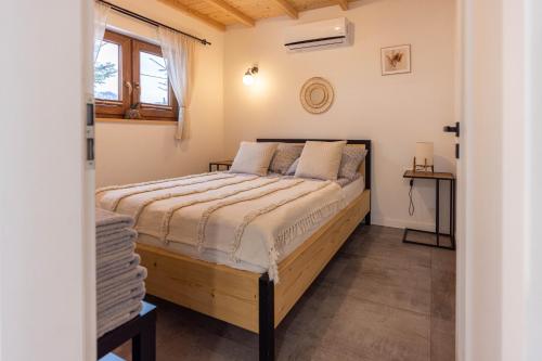 Ένα ή περισσότερα κρεβάτια σε δωμάτιο στο Tiny Domek w Dolinie Popradu, Piwniczna-Zdrój