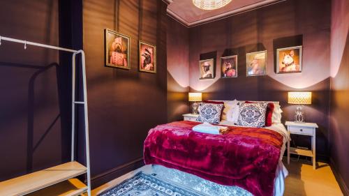 een slaapkamer met een bed en foto's aan de muur bij Perfect for Business Guests or Leisure in Hough Green
