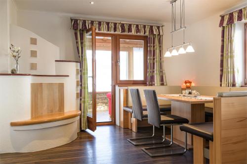 een keuken en eetkamer met een tafel en stoelen bij Alpen-Nest Großarl in Grossarl