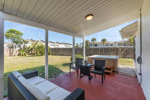 Μπαλκόνι ή βεράντα στο Melbourne Beach 4/3 Home steps to Beach w/Jacuzzi