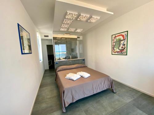 Ein Bett oder Betten in einem Zimmer der Unterkunft Marina Bay Beach Hotel