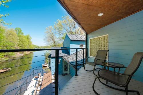 a screened porch with two chairs and a table at King Suites, Lakefront, Hot Tub, Watercraft in Harpers Ferry