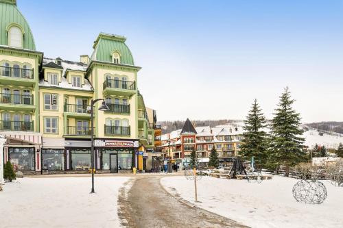 a street in a town in the snow at Mountainwalk in Blue Mountains