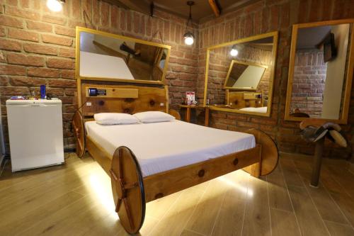 a bedroom with a bed in a brick wall at Motel Casa de Pedra in Caràzinho