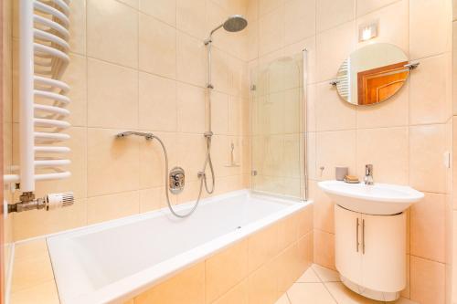 ein Badezimmer mit einer Dusche, einer Badewanne und einem Waschbecken in der Unterkunft Tagore 3 by Homeprime in Warschau