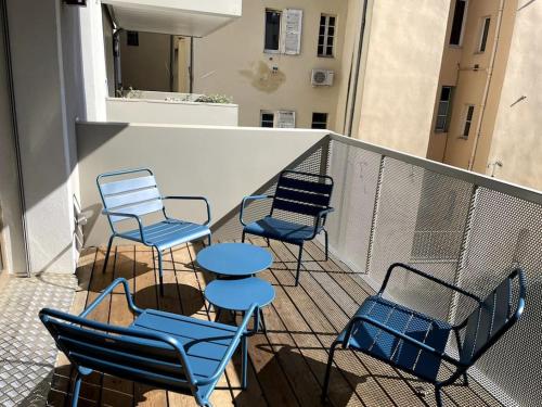 a group of chairs and a table on a balcony at Secret garden Calme et terrasse en hyper-centre in Grenoble