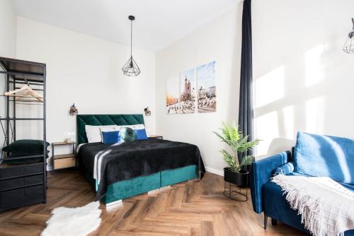 a bedroom with a bed and a couch at Designerski apartament w centrum Kazimierza in Krakow