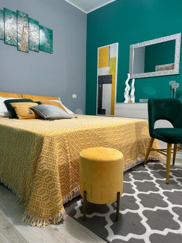 - une chambre avec un lit doté d'un couvre-lit jaune et d'une chaise dans l'établissement Tom & Ros House, à Casarano