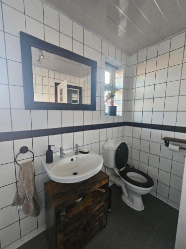 uma casa de banho com um lavatório, um WC e um espelho. em Double bedroom located close to Manchester Airport em Wythenshawe