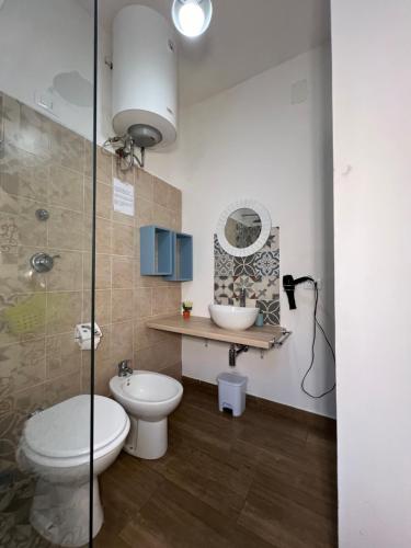 uma casa de banho com um WC e um lavatório em Egadi Home em Favignana
