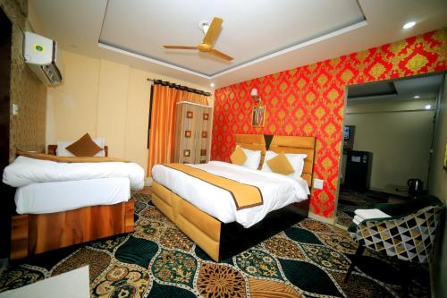 Кровать или кровати в номере Tulsi Garden- Near Prem Mandir Vrindavan