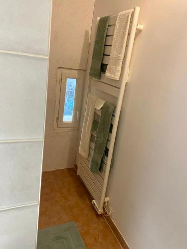 - un porte-serviettes dans la salle de bains dans l'établissement Ecolodge de 94m2 au calme dans la campagne, à Orange