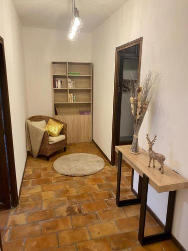 - un salon avec une table et une statue de cerf dans l'établissement Ecolodge de 94m2 au calme dans la campagne, à Orange