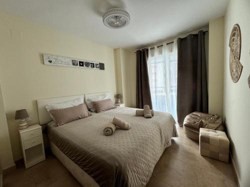ein Schlafzimmer mit einem Bett mit zwei Handtüchern darauf in der Unterkunft Seaview apartment Cala de Finestrat - Vista al mar in Villajoyosa