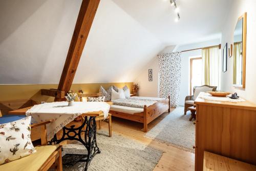 Postel nebo postele na pokoji v ubytování Winzerzimmer Pronegg vlg. Kristeindl