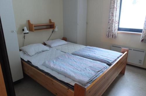 a bedroom with a large bed in a room at Hemfjällsbyn 17A in Sälen