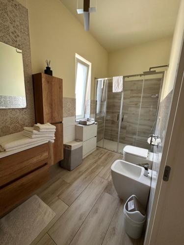 ein Bad mit einem WC, einer Dusche und einem Waschbecken in der Unterkunft Tom & Ros House in Casarano