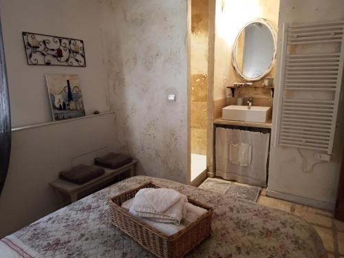 Giường trong phòng chung tại Appartement en campagne au coeur du luberon