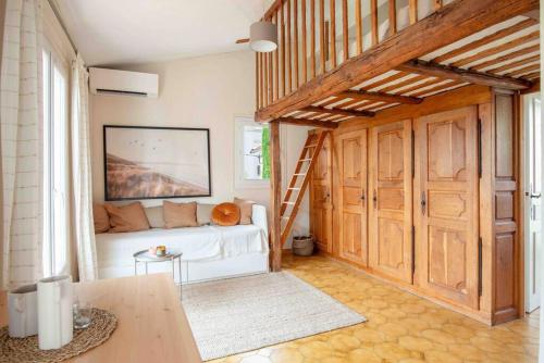 a living room with a bed and a ladder at Appartement climatisé en plein centre avec balcon in Saint-Jean-Cap-Ferrat