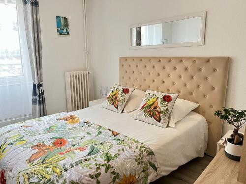 un lit avec deux oreillers dessus dans une chambre dans l'établissement Résidence des Sources, à Vichy