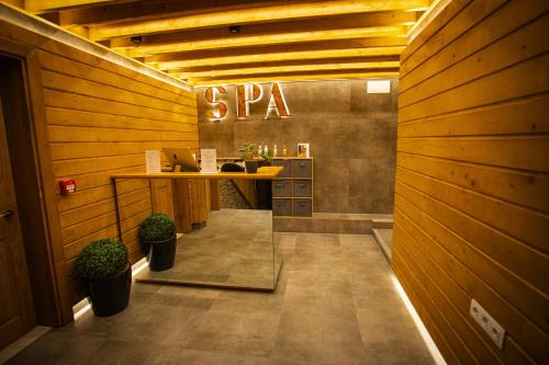 una habitación con una mesa y un cartel que diga spa en Podina Resort Hotel & Spa, en Ungureni