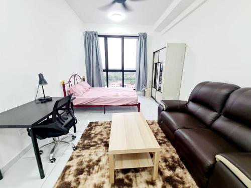 - un salon avec un canapé, un bureau et un lit dans l'établissement Sky tren service apartment, à Johor Bahru