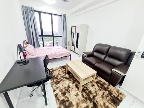 - un salon avec un canapé et une table dans l'établissement Sky tren service apartment, à Johor Bahru