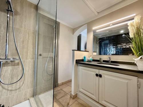 une salle de bain avec douche et lavabo dans l'établissement Les Restanques 3019 grande terrasse vue mer, à Grimaud