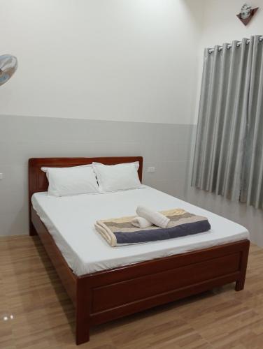 a bed with two towels on it in a room at Homestay Nhật Thi in Mui Ne