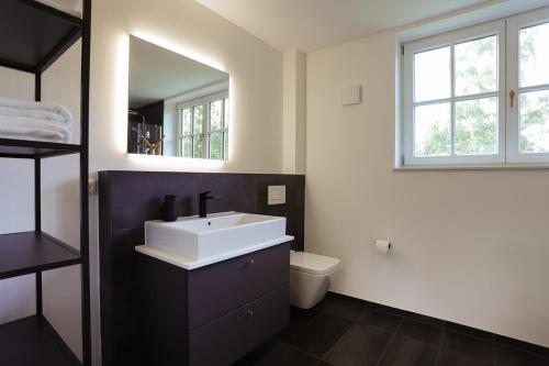 Bathroom sa Exklusives Reetdachhaus in der Bremer Schweiz