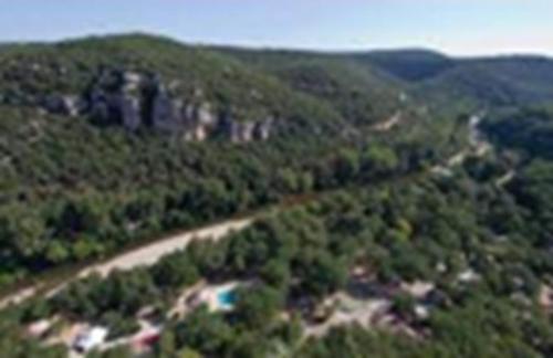 uma vista aérea de uma montanha com uma estrada em Mobil-Home Camping naturiste em Méjannes-le-Clap