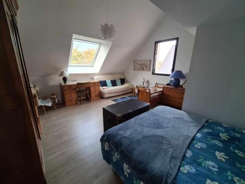 1 dormitorio con 1 cama y sala de estar en Chambres d'hôte dans une maison, Piscine, 5 minutes à pieds de la mer, en Saint-Aubin-sur-Mer
