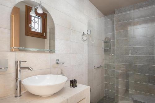 Bilik mandi di Zefis Villa Aegina
