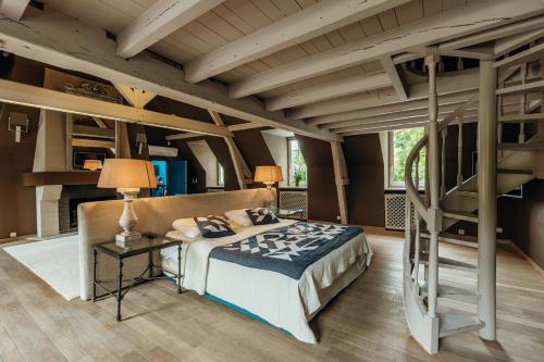 ein Schlafzimmer mit einem Etagenbett und einer Leiter in der Unterkunft Charl's in Knokke-Heist