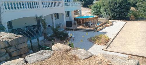 une vue aérienne d'une maison avec piscine dans l'établissement Rez de Villa au calme piscine chauffée, terrain pétanque, à Vidauban