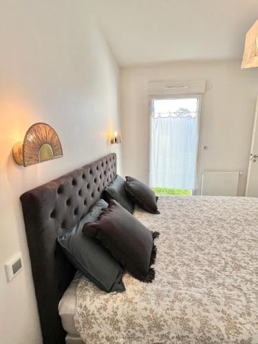 une chambre avec un lit avec deux oreillers dessus dans l'établissement Maison au calme/ Plage 10 min à pied WIFI /5 pers, à Carnac