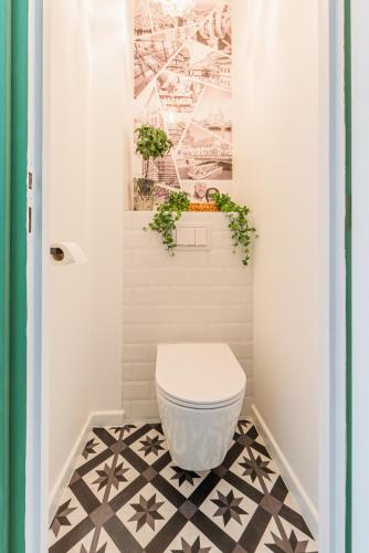 La salle de bains est pourvue de toilettes et de carrelage. dans l'établissement Magnifique 42m carré Centre Ville, à Strasbourg