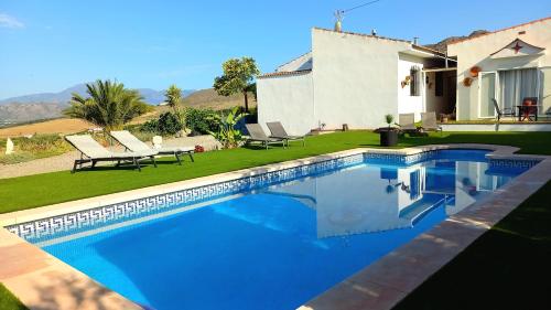 una piscina frente a una casa en Casa de la Vida Málaga en Pizarra