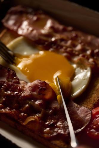 ein Spiegelei auf einem Stück Brot in der Unterkunft Loly Boutique Hotel Roma in Rom
