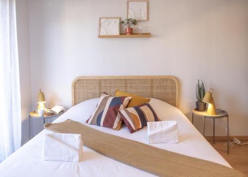 - un lit avec 3 oreillers dans une chambre dans l'établissement Parking - L'Ambre - Balcon, à Strasbourg