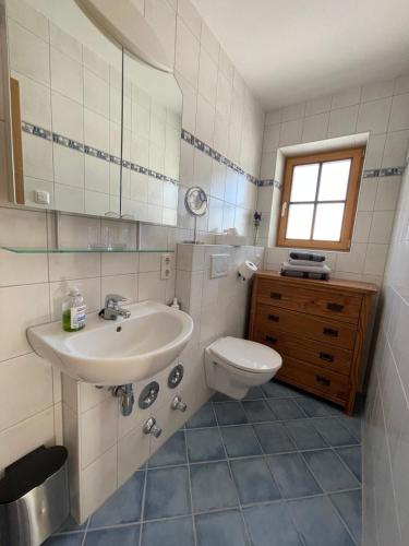 Ένα μπάνιο στο Ferienwohnung Oswald