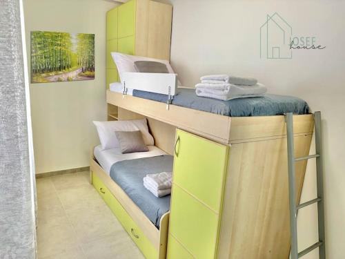Postel nebo postele na pokoji v ubytování Josef House