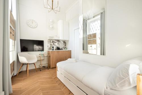 biała sypialnia z łóżkiem i biurkiem w obiekcie WILCZA Abdank City Center Studio w Warszawie