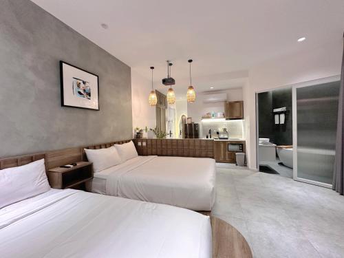 ホーチミン・シティにあるKIN WANDER - Tân Phongのベッド2台とバスルームが備わるホテルルームです。