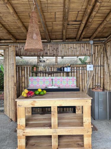 una mesa de madera con fruta encima en Zioru cabaña, en Belalcázar