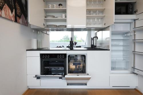 een keuken met witte kasten en een oven bij Modern stylish design apartment with free parking Emily in Wenen