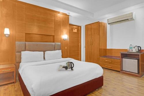 Postel nebo postele na pokoji v ubytování Hotel Royal Galaxy Yashobhoomi