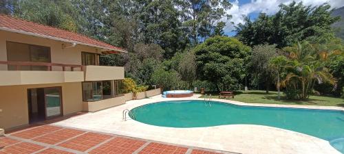 una piscina di fronte a una casa di La Rivera Chamba a Loja